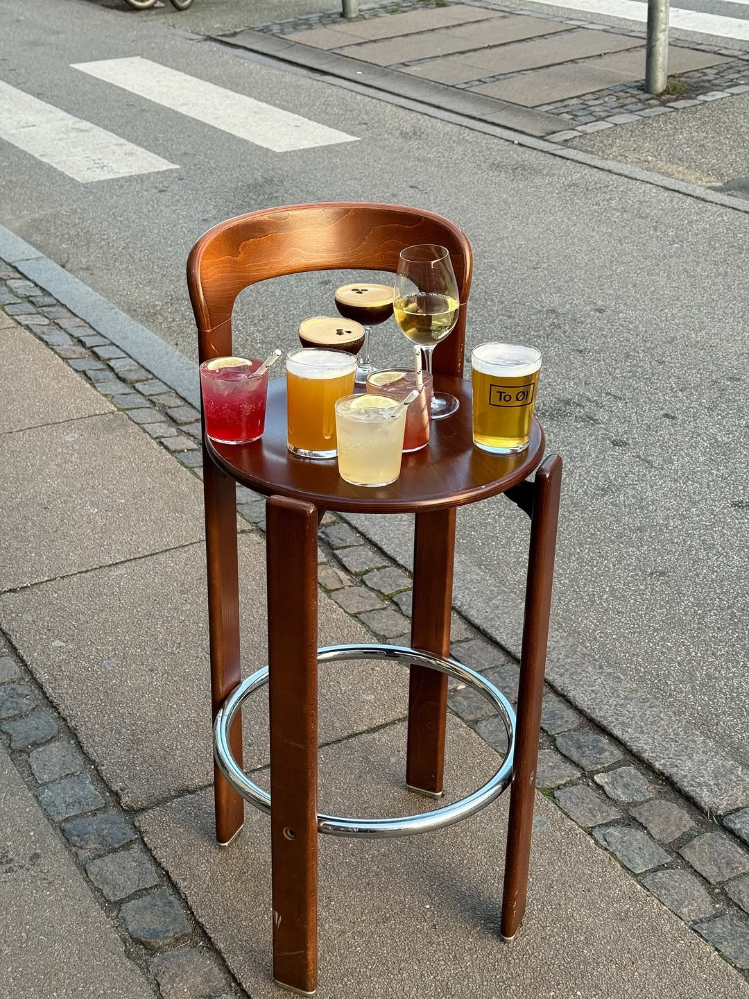 Barstol på fortovet med cocktails, vin og øl til fredagsbar